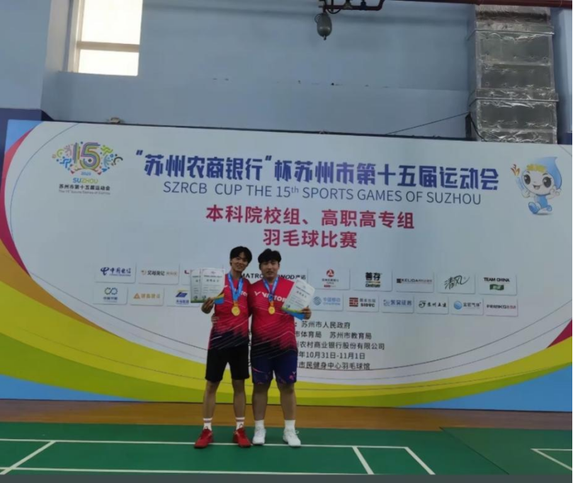 两百名学员, KvvFs, 在球场上显