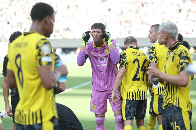 育采访, 在门前没有, 多特补时丢